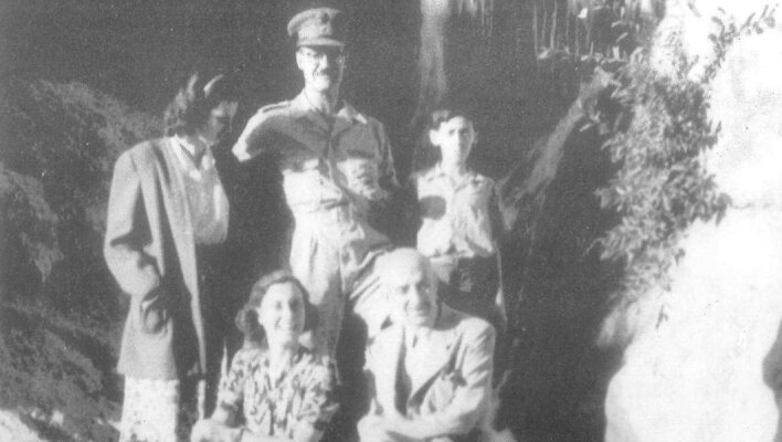 Λίβανος 1944 - Όρθιοι: Λένα, Αριστείδης (Τίτης) Τσαουσόπουλος, Χρήστος. Καθιστοί: Έλζα, Μήτσος