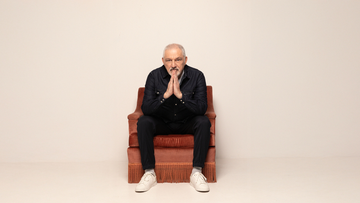 Νίκος Πορτοκάλογλου: Συνέντευξη για το νέο του άλμπουμ «Ανάμεσα», τις συνεργασίες, το ελληνικό τραγούδι και τη ζωή του.