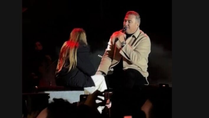 O Αντώνης Ρέμος ανέβασε στη σκηνή την 10χρονη κόρη του - Το τραγούδι που της αφιέρωσε