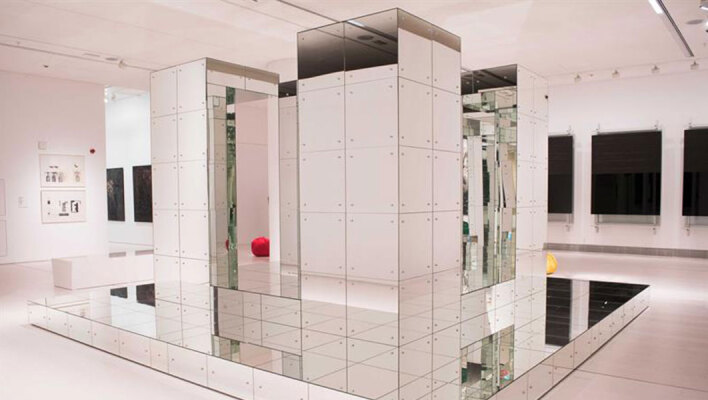 Λουκάς Σαμαράς, «Mirrored (Hebraic) Embrace», 1991-2005. Ξύλο, καθρέφτης, σίδερο. © ΕΜΣΤ | Δωρεά του καλλιτέχνη με χρηματοδότηση της παραγωγής του υλικού φορέα από το Ίδρυμα Ιωάννου Φ. Κωστοπούλου