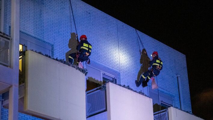 Πυροσβέστες έγιναν και φέτος «Ιπτάμενοι Άγιοι Βασίληδες» για τα παιδιά στο Παίδων «Αγία Σοφία»
