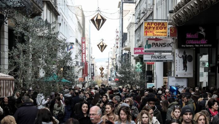 Πλήθος στη γιορτινή οδό Ερμού