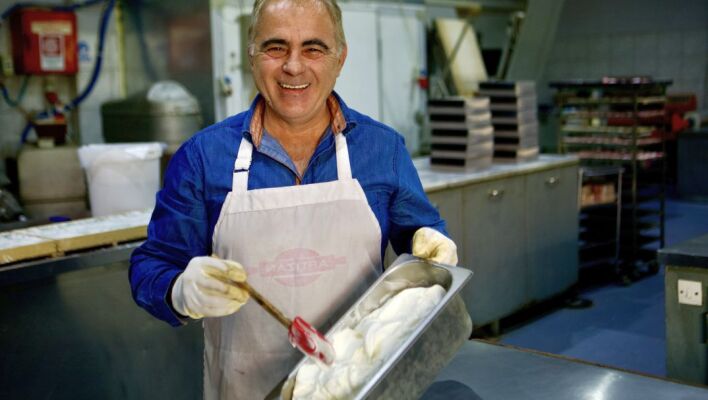 Στο ζαχαροπλαστείο Δάγκος στην Κερκίνη για το βουβαλίσιο παγωτό και τα φημισμένα του μελομακάρονα