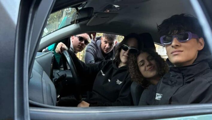 «Γυαλιά Καρφιά» αυτές τις Απόκριες: Το νεανικό live που αναμένεται να τα σπάσει όλα