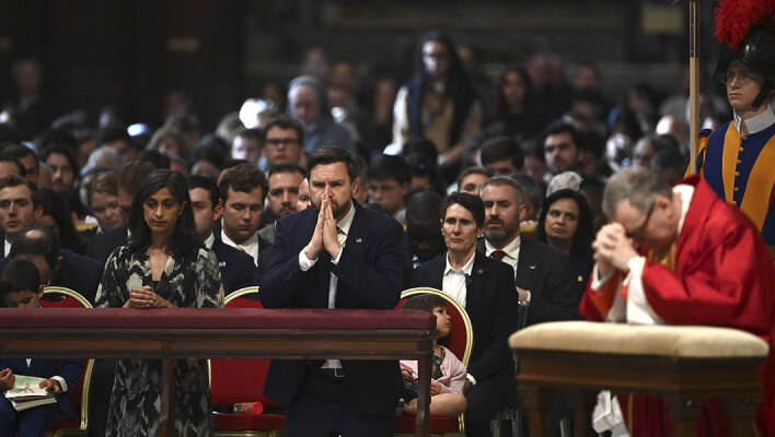 Ο αντιπρόεδρος των ΗΠΑ Τζέι Ντι Βανς και η σύζυγός του προσεύχονται στη Βασιλική του Αγίου Πέτρου στο Βατικανό © Isabella Bonotto/Anadolu μέσω Getty Images