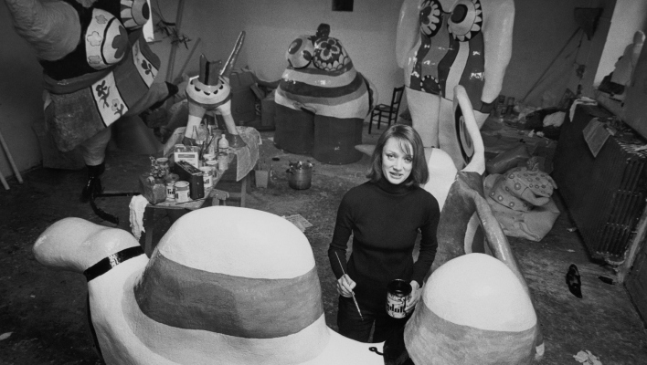 Η Νίκι ντε Σεν Φαλ στο στούντιό της, το 1971 © Jack Nisberg/Condé Nast via Getty Images