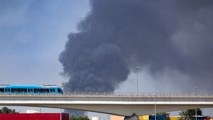 Τρένο στο Ντουμπάι με φόντο τον καπνό μετά την επίθεση του Ιράν στα Ηνωμένα Αραβικά Εμιράτα