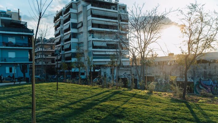 Ο Δήμος Αθηναίων εγκαινίασε νέο πάρκο 3,8 στρεμμάτων στη Ριζούπολη, με 653 φυτεύσεις, αστικό εξοπλισμό και διαμορφωμένες διαδρομές, ενισχύοντας το πράσινο