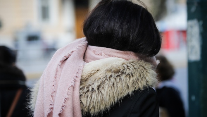 Γυναίκα με μπουφάν 