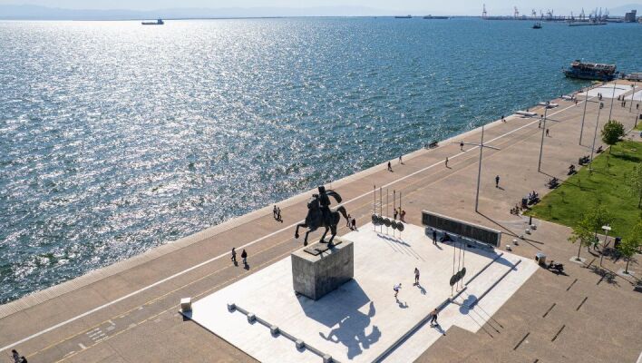 Η Θεσσαλονίκη κερδίζει τους τουρίστες με τη διασκέδαση, τη γαστρονομία και τη φιλοξενία της, παρά τα παράπονα για την καθαριότητα 