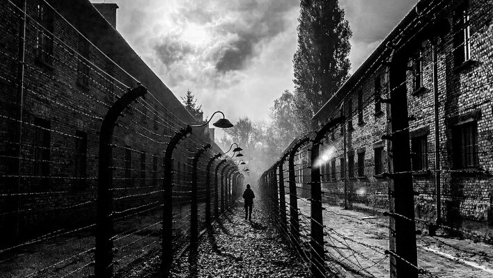 Ρενέ Ρεβάχ - Νίκος Μεγγρέλης: Το ντοκιμαντέρ «Πες μου» δεν αφηγείται μόνο το Ολοκαύτωμα, αλλά και το «μετά»