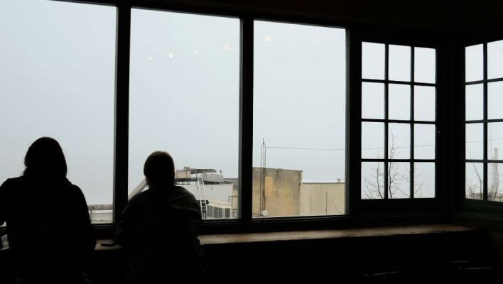 Δύο καφέδες, καμία λέξη