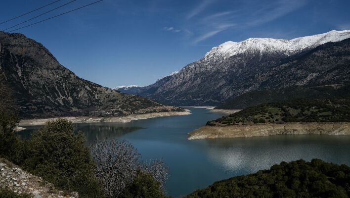 Τριπλασιάστηκαν τα αποθέματα νερού στη λίμνη Μόρνου - Βυθίστηκε ξανά το «χωριό φάντασμα» Κάλλιο