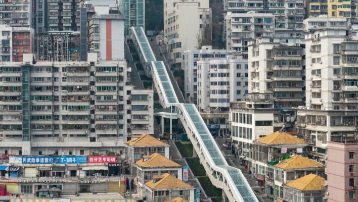 Αυτή είναι η μεγαλύτερη κυλιόμενη σκάλα στον κόσμο  - Πού βρίσκεται, η διαδρομή κρατά πάνω από 20 λεπτά