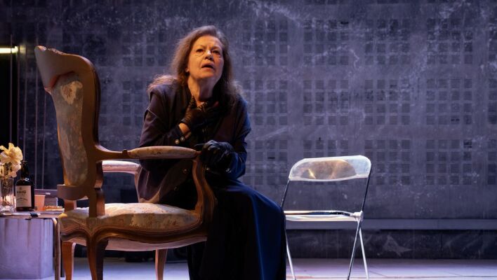 Ο Ουρανός Κατακόκκινος στον γαλαξία της Αναγνωστάκη - Μπήκαμε στις πρόβες της παράστασης στο Θέατρο Ψυρρή