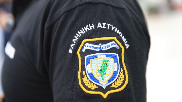 Συνελήφθη αστυνομικός στη Βουλιαγμένης με παράνομο οπλισμό και 8.000 ευρώ - Η ΕΛ.ΑΣ. ερευνά τη διασύνδεσή του με κύκλωμα εκβιαστών.