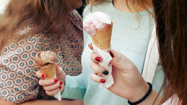 Γιατί παθαίνουμε «brain freeze» όταν τρώμε παγωτό - Το κόλπο για να σταματήσει πιο γρήγορα