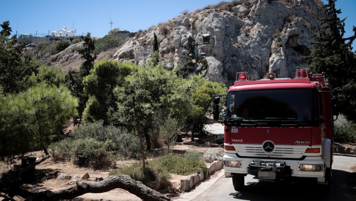 Όχημα της Πυροσβεστικής στον Λυκαβηττό