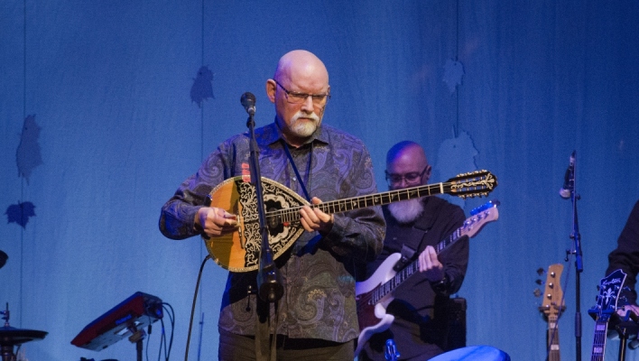 Οι Dead Can Dance επιστρέφουν με το «The Cicadas», ένα πλατωνικό μουσικό ταξίδι που ηχογραφήθηκε στην Επίδαυρο με Έλληνες καλλιτέχνες.