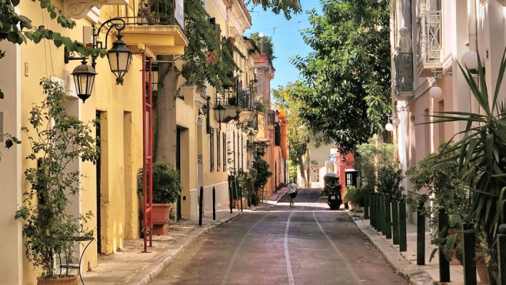 Κάθε Αύγουστο η Αθήνα αποκαλύπτεται: Έφυγαν για να ζήσουν, επιστρέφουν για να αναπνεύσουν