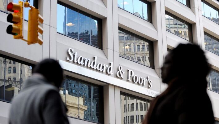 Ο S&P επιβεβαίωσε το ελληνικό αξιόχρεο στη βαθμίδα ΒΒΒ, προβλέποντας πρωτογενή πλεονάσματα, ανάπτυξη και περαιτέρω αποκλιμάκωση του χρέους.