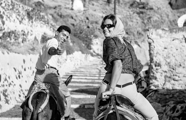 Στη «Σκάλα» από το λιμάνι προς τα Φηρά. Όλοι ήξεραν τι τραβάγανε τα γαϊδούρια και τα μουλάρια στη Σαντορίνη, κι αλλού οι μουλαράδες τα φοβέριζαν: «Άμα δε στρώσεις, θα σε στείλω στη Σαντορίνη»