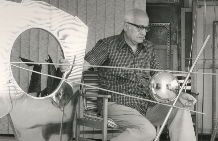 O Γιώργος Ζογγολόπουλος και το έργο του «Γλυπτό με κενό και σφαίρα»