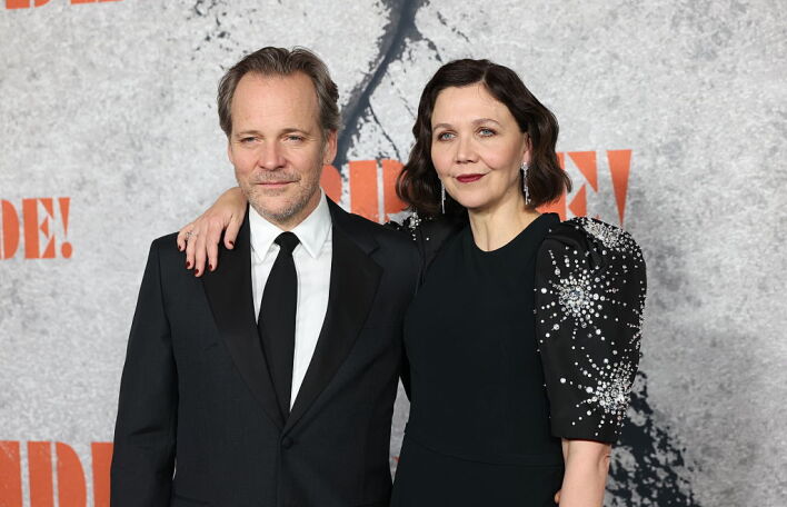 Η Μάγκι Τζίλενχαλ περιγράφει πόσο «δύσκολο» ήταν να σκηνοθετεί τον σύζυγό της σε ερωτικές σκηνές