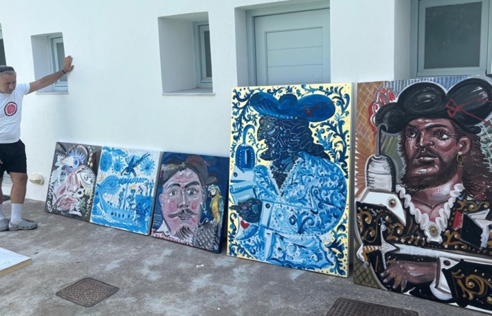 Ο Απόστολος Χαντζαράς με τα έργα που δημιούργησε στην Πάτμο