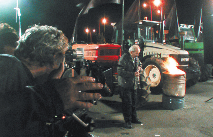 Σκηνές από τα γυρίσματα, ο Νίκος Παναγιωτόπουλος πίσω από την κάμερα και ο Δημήτρης Πουλικάκος.