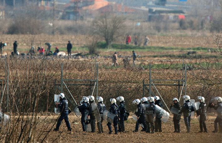 Αστυνομικές και στρατιωτικές δυνάμεις στον συνοριακό φράχτη στις Καστανιές Έβρου