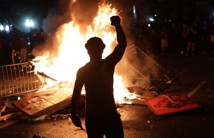 Διαδηλωτής που υψώνει τη γροθιά του κατά τη διάρκεια διαδηλώσεων στις ΗΠΑ για τη δολοφονία του Τζορτζ Φλόιντ