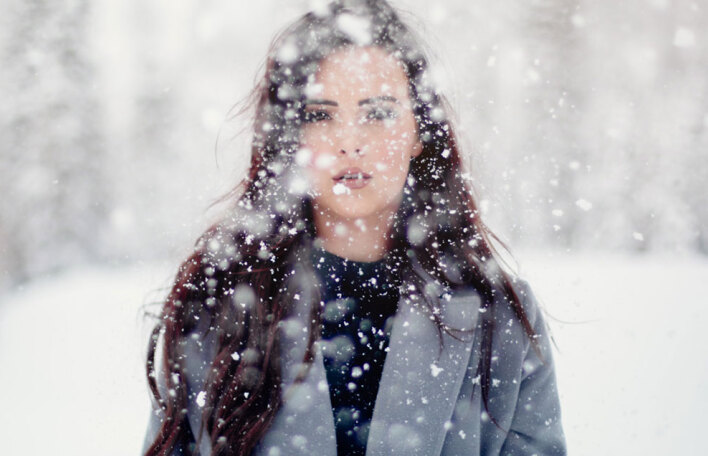 μελαχρινή κοπέλα σε χιονόπτωση