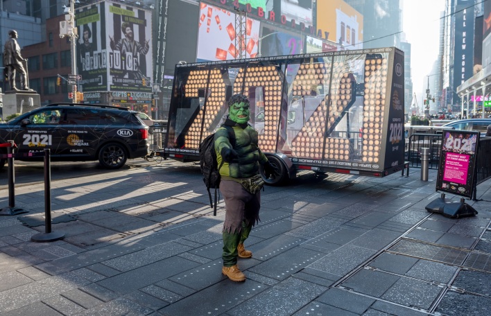Άνθρωπος-μασκότ του σούπερ ήρωα Χαλκ, στην πλατεία Times Square στη Νέα Υόρκη