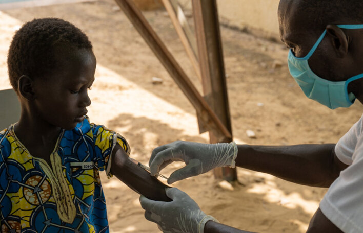 Μάλι - Νοσηλευτής εμβολιάζει ένα παιδί κατά της ιλαράς στην Boureim Inaly