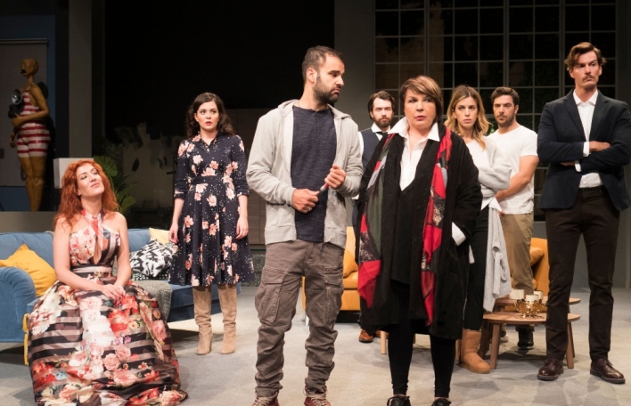 Όποιος θέλει να χωρίσει να σηκώσει το χέρι του, Θέατρο Ήβη