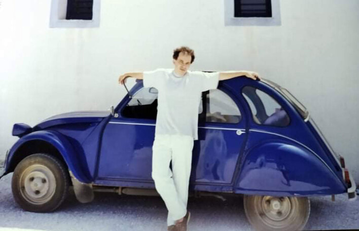 Ο Άρης Σφακιανάκης ποζάρει δίπλα στο αυτοκίνητό του