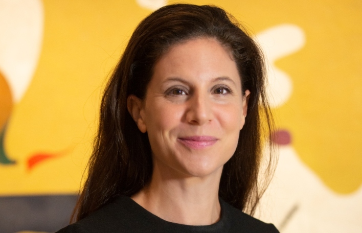 Η Μαρία Κουτσομάλλη, υπεύθυνη συλλογών του Ιδρύματος Βασίλη & Ελίζας Γουλανδρή