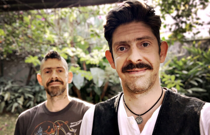 Οι Βραζιλιάνοι δημιουργοί του πολυβραβευμένου κόμικ «Daytripper» (εκδ. Οξύ) Fábio Moon και Gabriel Bá