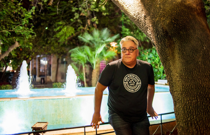 Ο Στέφανος Τσιτσόπουλος κάνει λογοτεχνικό σαφάρι στην Κυψέλη