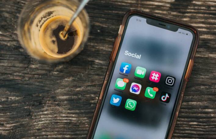 Κινητό με τις εφαρμογές των social media