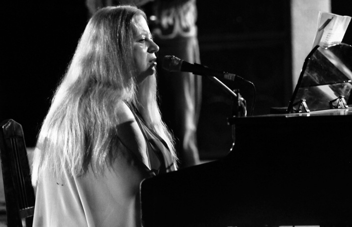 Φεστιβάλ Επιδαύρου - Η Λένα Πλάτωνος παίζει πιάνο κι ερμηνεύει τραγούδια