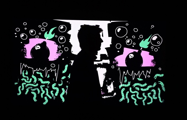 Ανθρώπινη σκιά σε έκθεση NFTs