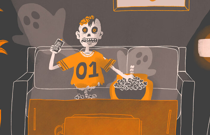 Ζόμπι στον καναπέ, τρώει ποπ κορν και βλέπει τηλεόραση