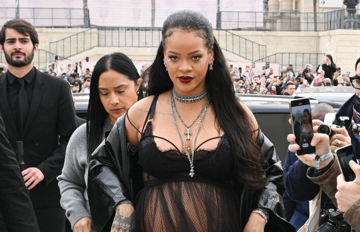 Η έγκυος τραγουδίστρια Ριάνα με διάφανο μαύρο φόρεμα φτάνει για το σόου του Dior, 2022