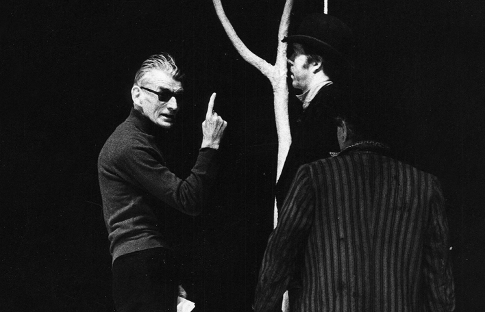 O Σάμιουελ Μπέκετ σκηνοθετεί το «Περιμένοντας τον Γκοντό» στο Βερολίνο το 1975