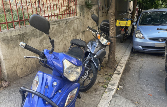 Παρκαρισμένα αυτοκίνητα σε πεζοδρόμια και ράμπες: Η συγγραφέας Λένα Διβάνη κυκλοφορεί στην πόλη, φωτογραφίζει ό,τι της κάνει κλικ και γράφει μερικές σκέψεις