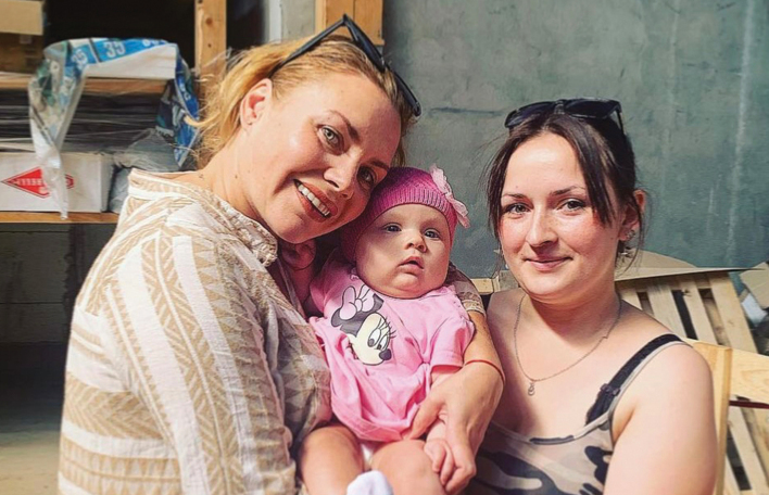 Η Χριστίνα Κατράκη στη δομή που διευθύνει μαζί με εσωτερικά εκτοπισμένους πρόσφυγες