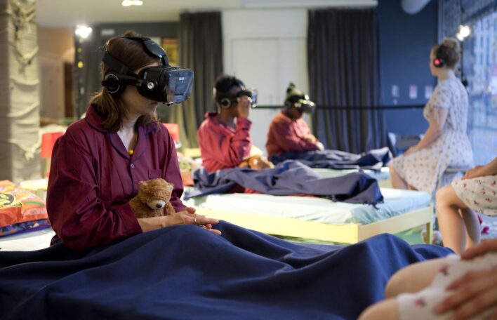 H περφόρμανς Good night, sleep tight στο Πανηγύρι στην Ελευσίνα