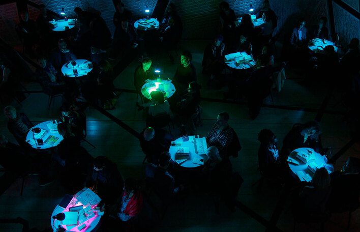 Άποψη της αίθουσας στο National Sawdust του Μπρούκλιν,  όπου παρουσιάστηκε η περφόρμανς «Τhe Constantinopoliad en Epic» της media artist Sister Sylvester και της Αιγύπτιας μουσικού Nadah El Shazly ©Zachary Schulman